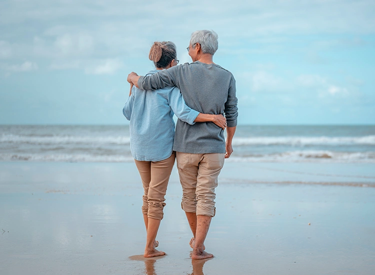 -elderly-couple-at-the-beach