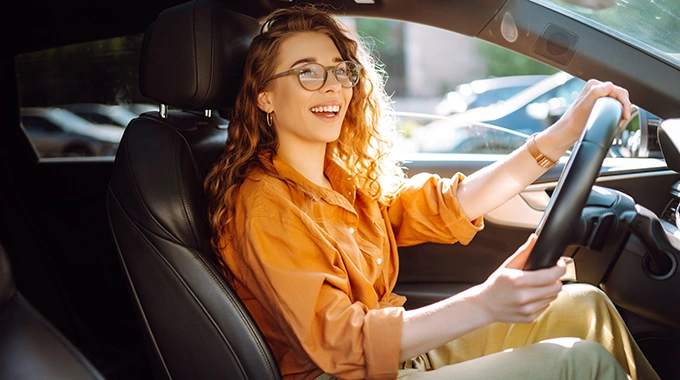 woman-driving-smiling