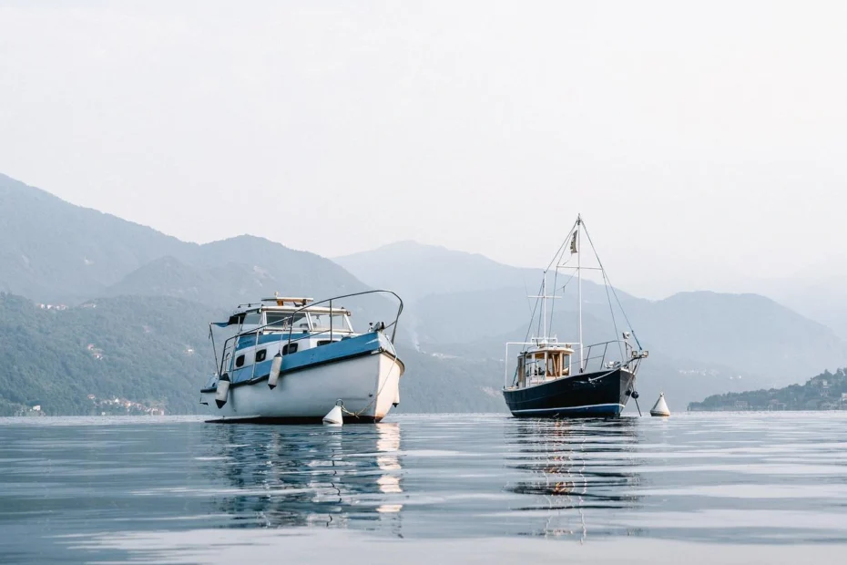 boats-in-the-ocan-near-mountains
