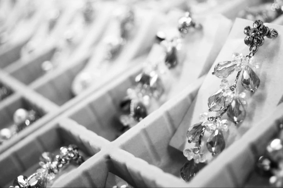 diamond-jewelry-black-white-image