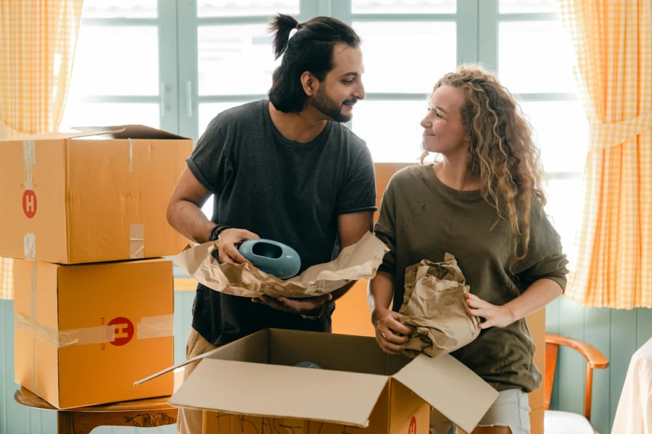 home-insurance-couple-unpacking-at-new-home