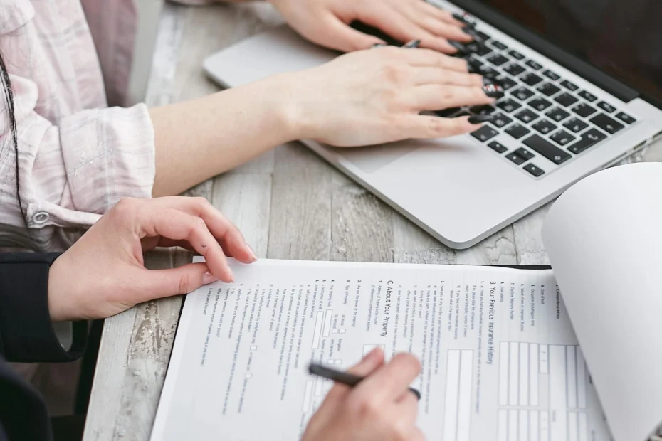 insurance-agent-and-client-doing-paperworks